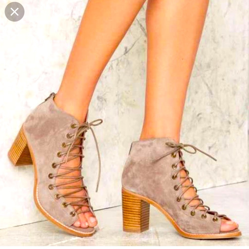 Tres Sexy Size 7.5 Jeffrey Campbell ‘Cors’ peep-toe booties!